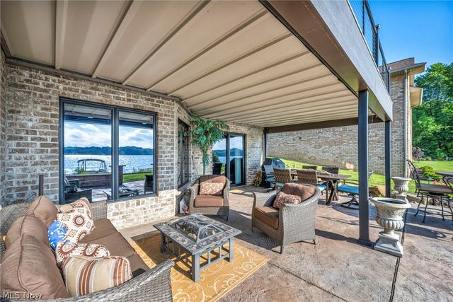 1004 Waters Edge Drive, Columbiana, OH 44408