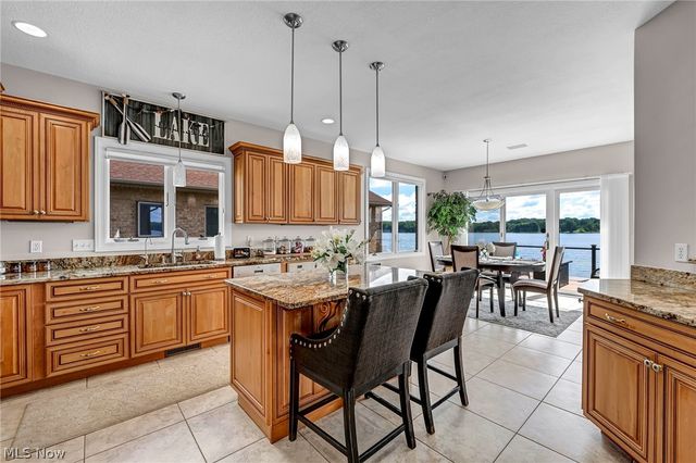 1004 Waters Edge Drive, Columbiana, OH 44408