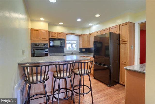 5 ROUND HILL RD, Camp Hill, PA 17011