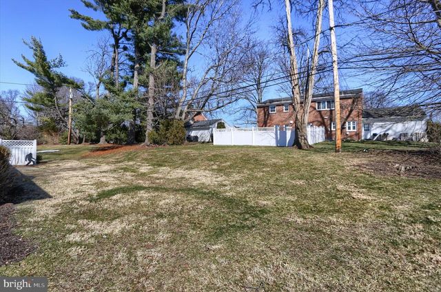 5 ROUND HILL RD, Camp Hill, PA 17011