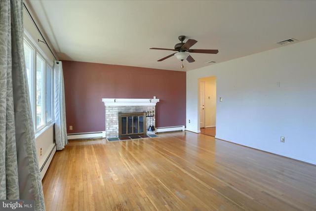 5 ROUND HILL RD, Camp Hill, PA 17011