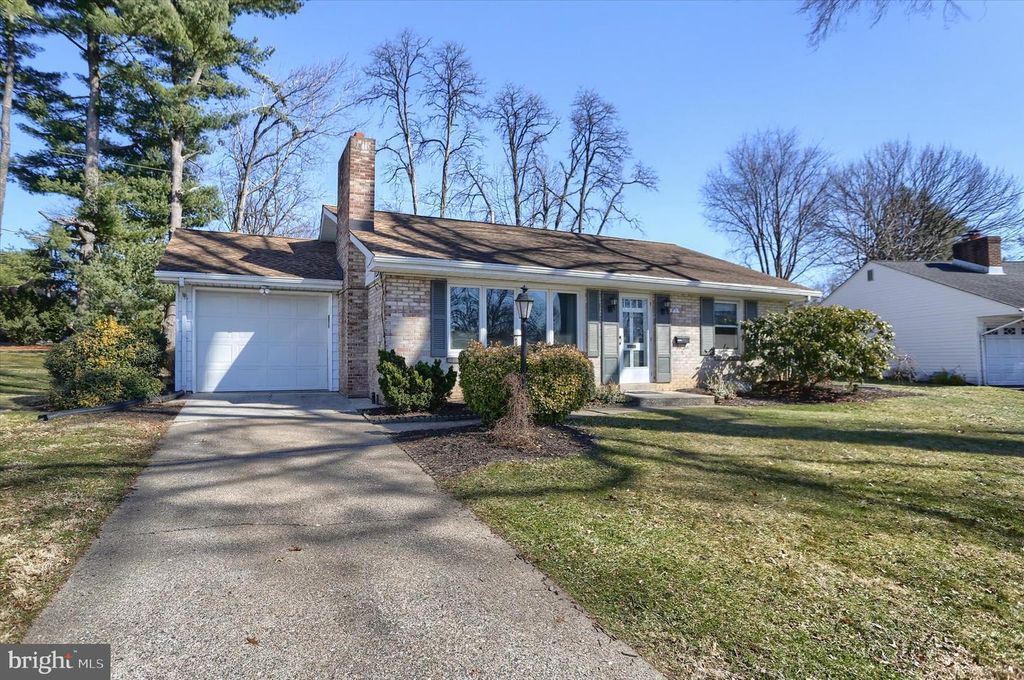 5 ROUND HILL RD, Camp Hill, PA 17011