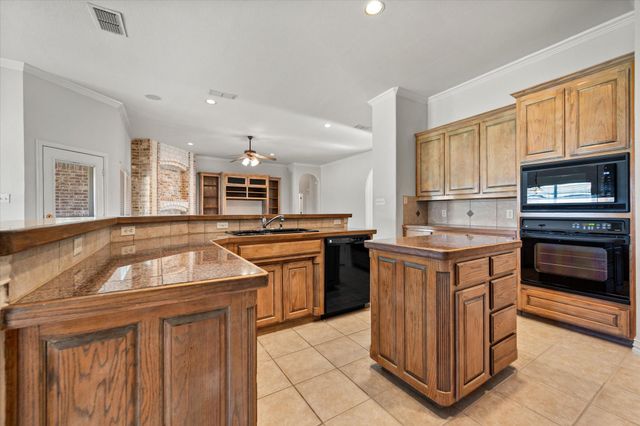 913 Shady Vale Drive, Kennedale, TX 76060