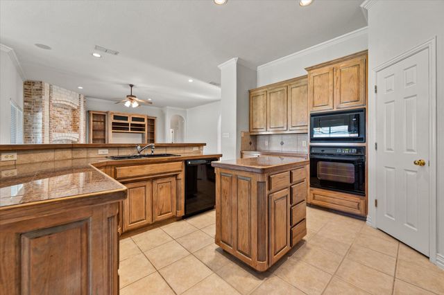 913 Shady Vale Drive, Kennedale, TX 76060