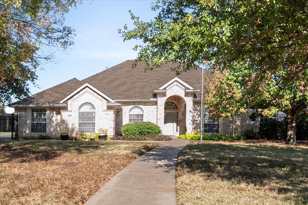 913 Shady Vale Drive, Kennedale, TX 76060