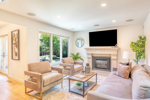 5812 Alderbrook Ct, Castro Valley, CA 94552
