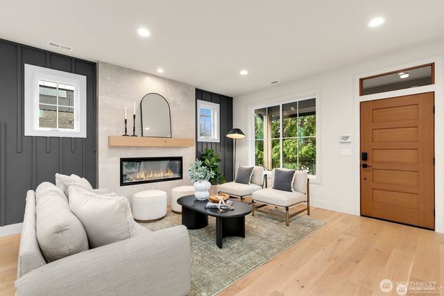 3032 NE Blakeley Street, Seattle, WA 98105