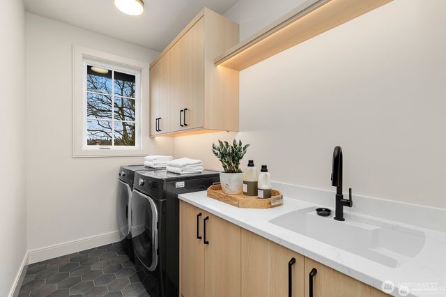 3032 NE Blakeley Street, Seattle, WA 98105