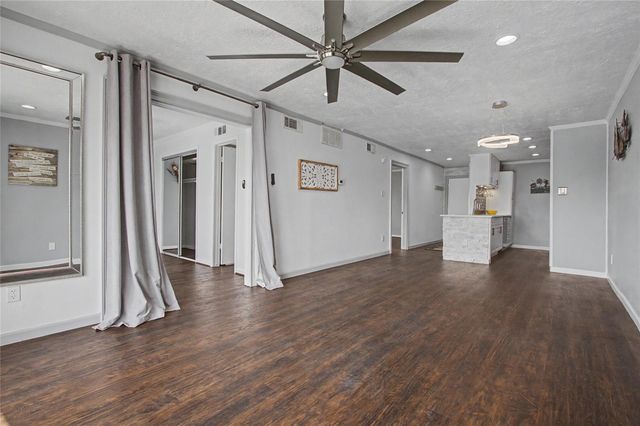 307 Yacht Club Lane 307, El Lago, TX 77586