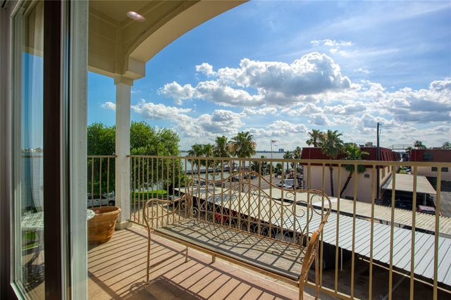 307 Yacht Club Lane 307, El Lago, TX 77586