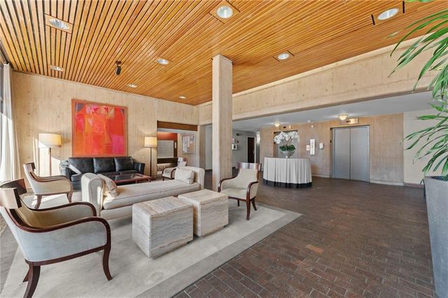 2525 Main Street 210, Kansas City, MO 64108