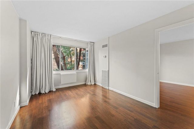 2525 Main Street 210, Kansas City, MO 64108