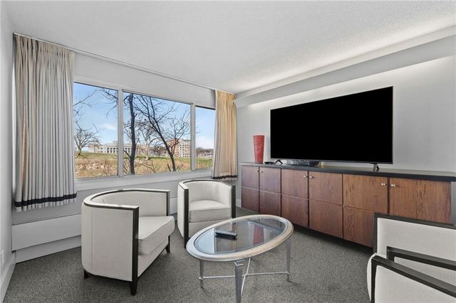 2525 Main Street 210, Kansas City, MO 64108