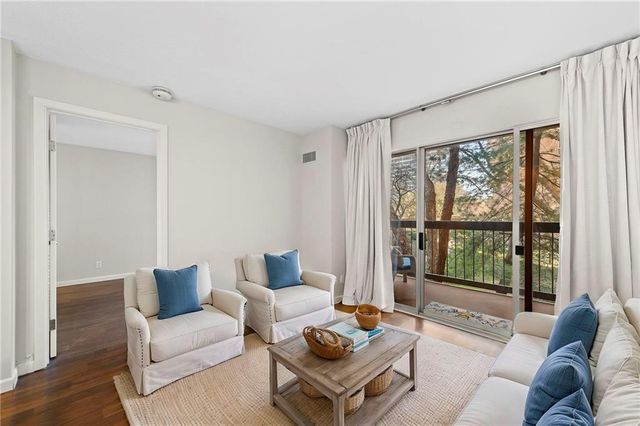 2525 Main Street 210, Kansas City, MO 64108