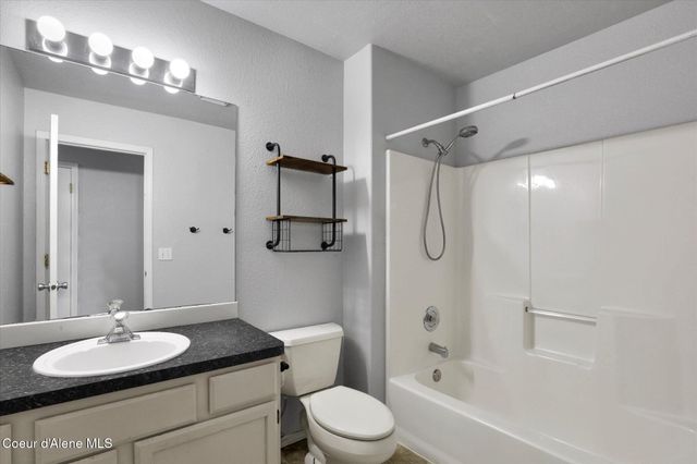 7575 W Crenshaw St, Rathdrum, ID 83858