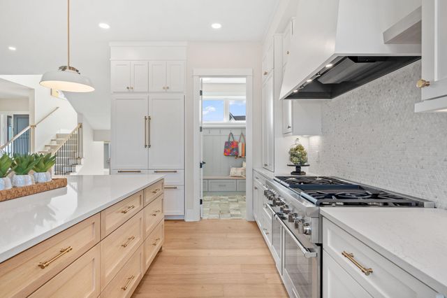 16404 47th Place N, Plymouth, MN 55446