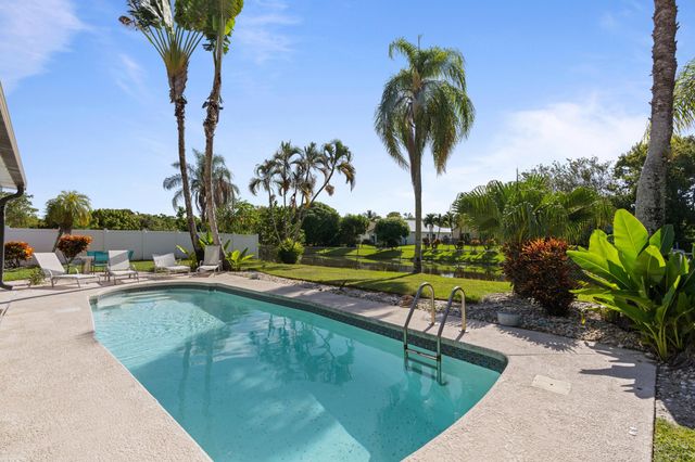 108 Cambridge Lane, Royal Palm Beach, FL 33411