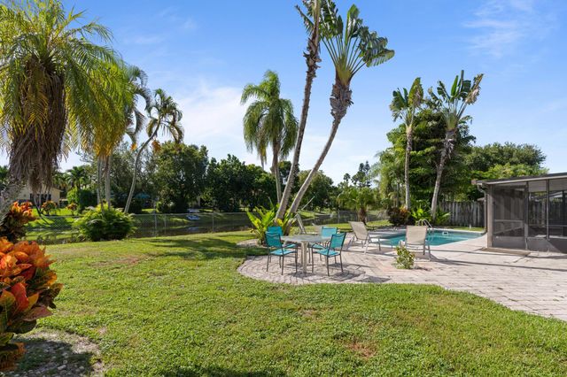 108 Cambridge Lane, Royal Palm Beach, FL 33411