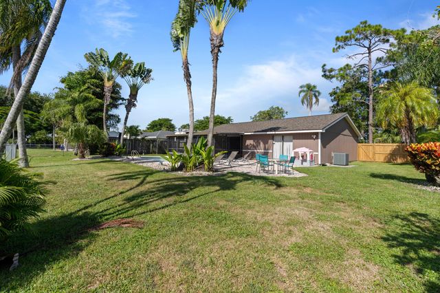 108 Cambridge Lane, Royal Palm Beach, FL 33411