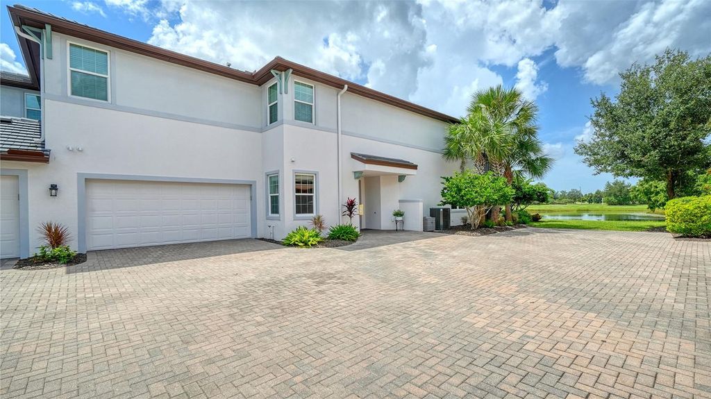 Image 2 of property listing at 7552 DIVOT LOOP, Bradenton, FL 34202