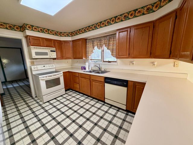 27420 Milton Avenue, Warren, MI 48092