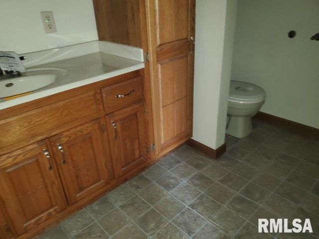 1700 ROBIN Court, Galesburg, IL 61401