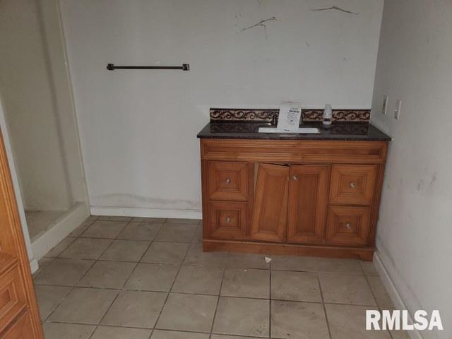 1700 ROBIN Court, Galesburg, IL 61401