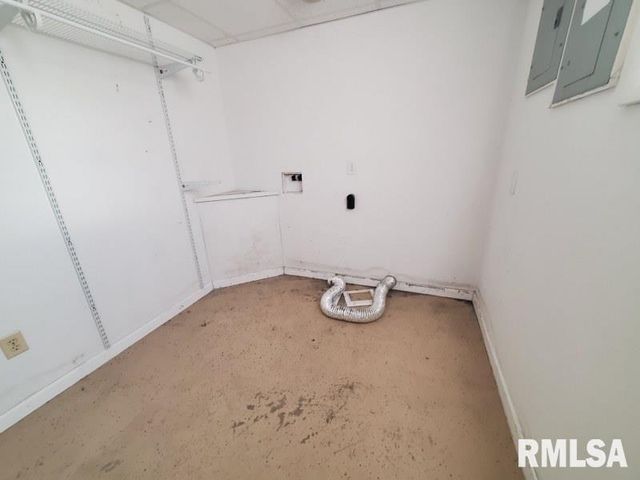 1700 ROBIN Court, Galesburg, IL 61401