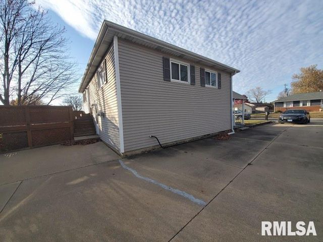 1700 ROBIN Court, Galesburg, IL 61401