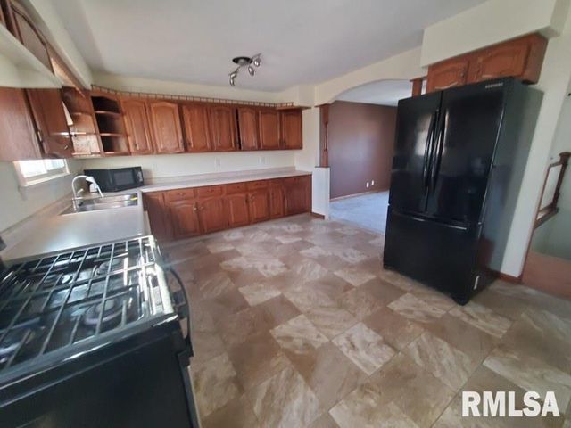 1700 ROBIN Court, Galesburg, IL 61401