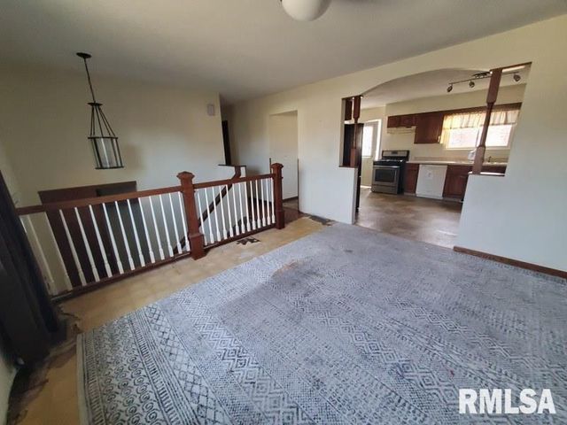 1700 ROBIN Court, Galesburg, IL 61401