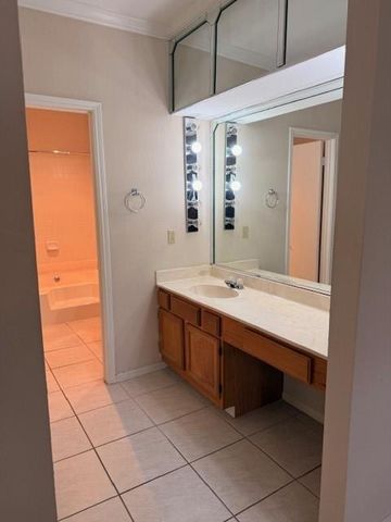 4001 Tanglewilde Street 811, Houston, TX 77063