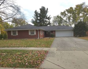 2220 Mayflower Drive, Aurora, IL 60506