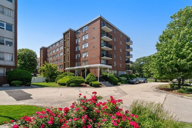 20 Hammond Pond 302, Newton, MA 02459