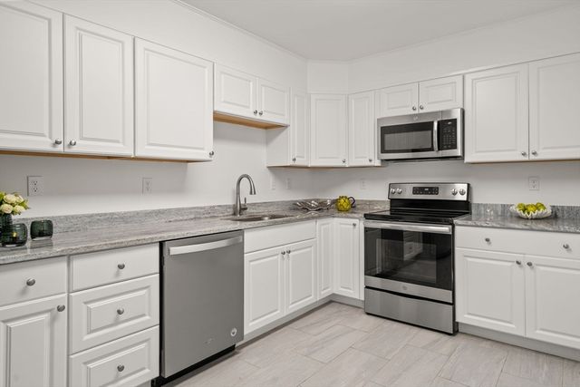 20 Hammond Pond 302, Newton, MA 02459