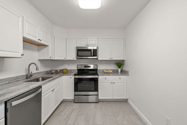 20 Hammond Pond 302, Newton, MA 02459