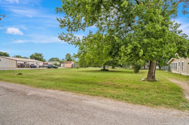 209 S Britton Street, Tom Bean, TX 75489
