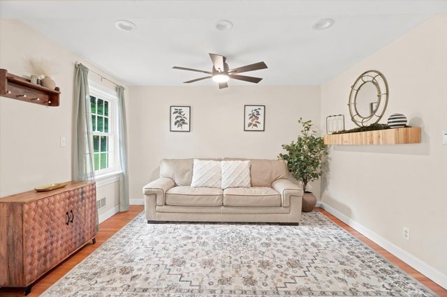 13 Hilltop Dr, Burlington, MA 01803
