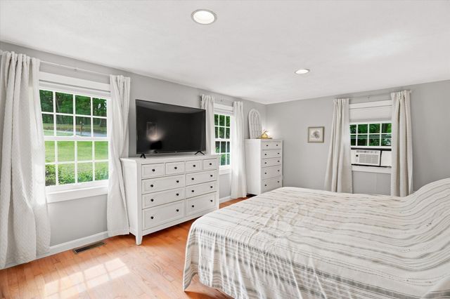 13 Hilltop Dr, Burlington, MA 01803