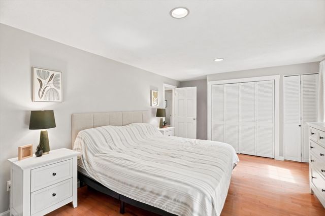 13 Hilltop Dr, Burlington, MA 01803