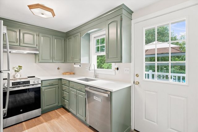 13 Hilltop Dr, Burlington, MA 01803