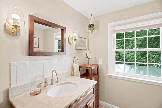 13 Hilltop Dr, Burlington, MA 01803