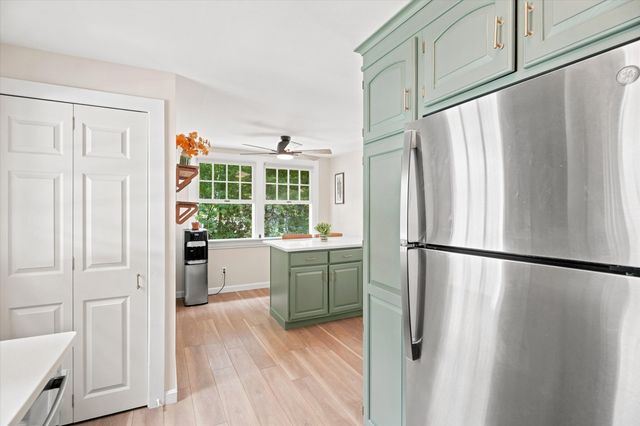 13 Hilltop Dr, Burlington, MA 01803