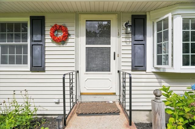 13 Hilltop Dr, Burlington, MA 01803
