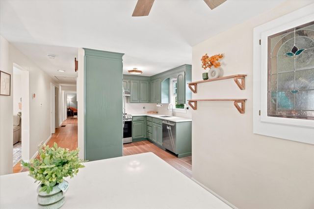 13 Hilltop Dr, Burlington, MA 01803