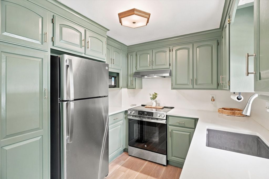 13 Hilltop Dr, Burlington, MA 01803
