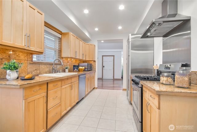 1116 6th Avenue N, Seattle, WA 98109