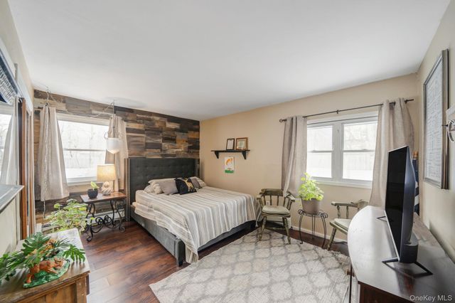 6 Howe Court, Coram, NY 11727