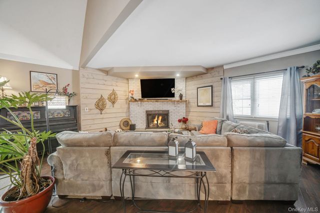 6 Howe Court, Coram, NY 11727