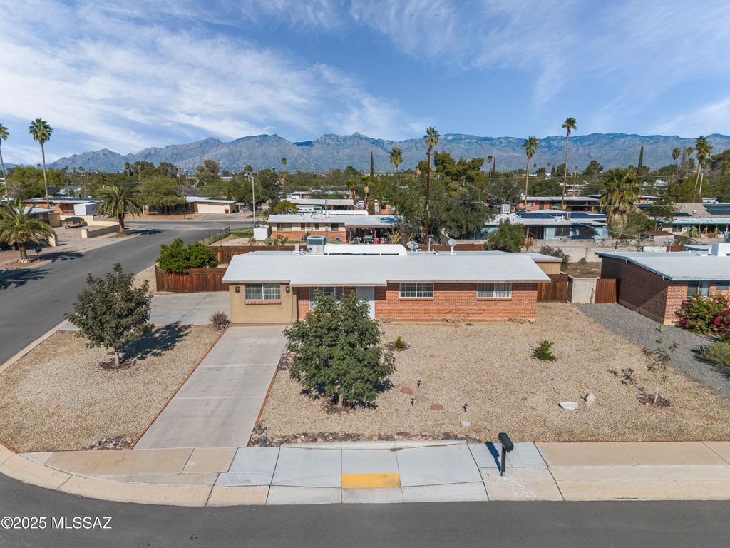 6901 E Calle Neptuno, Tucson, AZ 85710